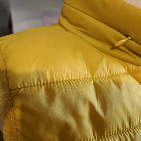 MUSTARD YELLOW PUFFER VEST WITH HOODIE SIZE LARGE - Picture 4 of 12